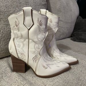 Women’s White Western Booties | Size 8